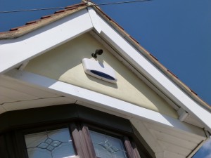 Montaż systemów alarmowych na dachu budynku mieszkalnego